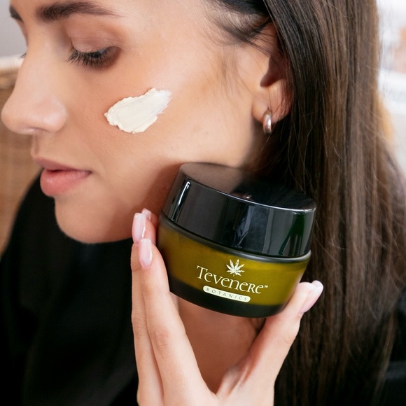 Tevenere’s Lifting & Firming Mask - Picture 6 of 12